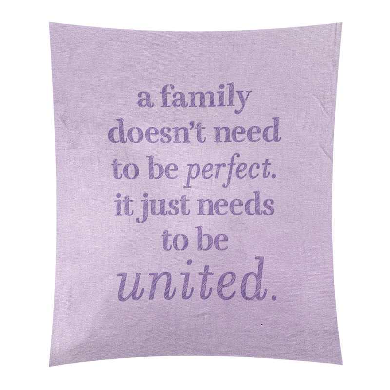 Tapisserie de polyester, citation à la famille love, H 60 po x l 51 po, Mauve