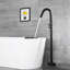 Robinet de baignoire autoportant à fixation au plancher à poignée double
