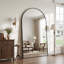 Miroir surdimensionné arqué en métal surdimensionné-543396701-570231710
