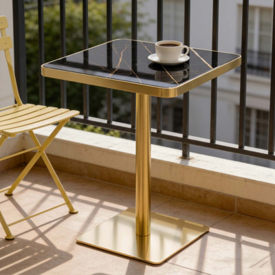 Table de bistrot carrée moderne de 61 cm (24 po) en faux marbre, idéale pour les petits espaces. Plateau avec revêtement UV, bordure en acier inoxydable doré, pied central et revêtement en acier inoxydable doré. Facile à nettoyer.