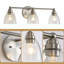 Luminaire de salle de bain moderne à 3 lumières en nickel brossé avec abat-jour en verre transparent, appliques murales E26 au-dessus du miroir pour le couloir de la chambre à coucher du salon (ampoule non incluse)