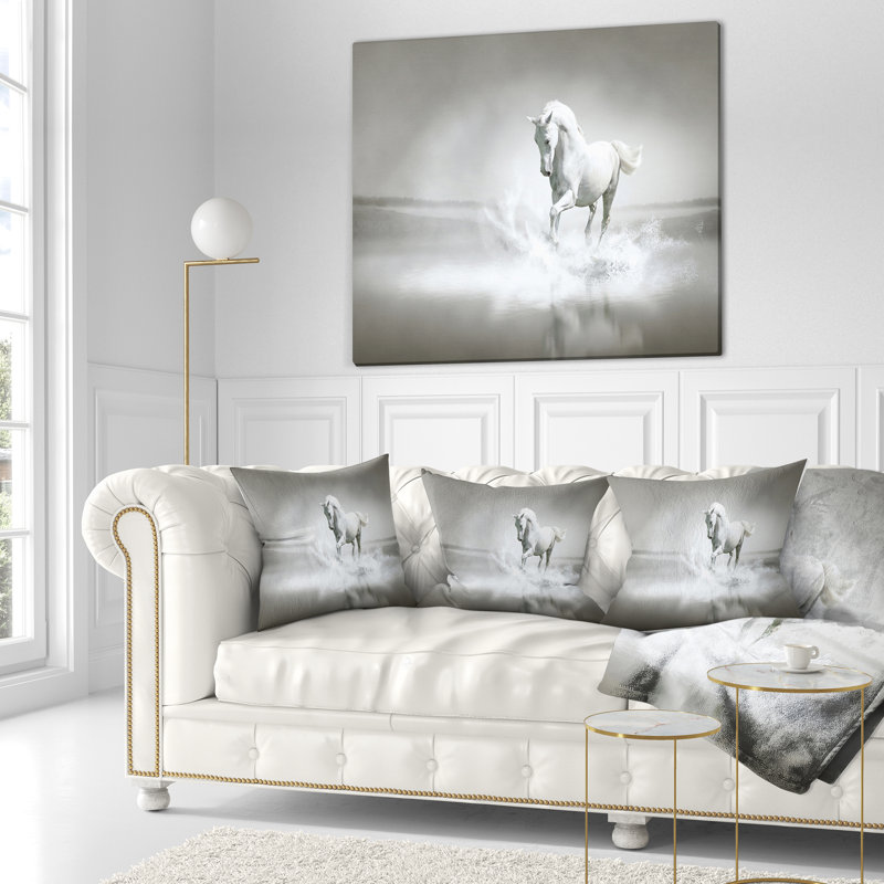 Cheval blanc qui court dans l'eau - Coussin imprimé animal, 18 po x 18 po, Coussin décoratif