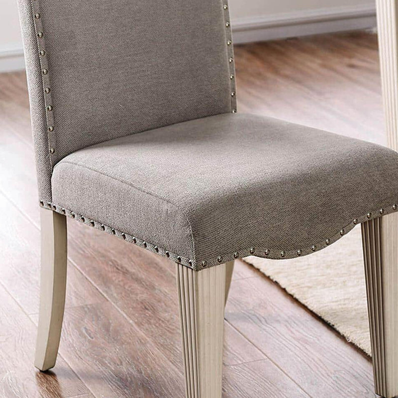 2 chaises d'appoint de style transitionnel, blanc antique, tissu gris, dossier camel, pieds cannelés, chaises de salle à manger à garniture cloutée 2 pièces, tissu et chaise rembourrée
