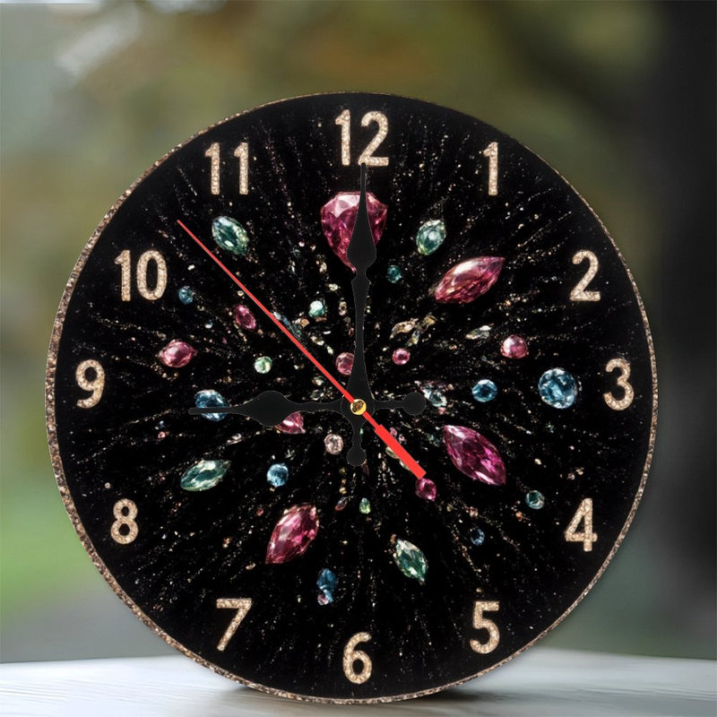Cadran de l'horloge avec pierres précieuses rayonnantes