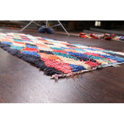 Tapis de couloir unique en laine noué à la main de style années 1960 de 2 pi 5 po x 6 pi 2 po ivoire / rouge / bleu