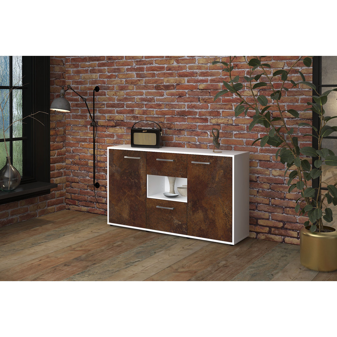 Das Sideboard Denise hat einen Korpus und eine Front (136 x 79 x 35 cm) und verfügt über Metallgriffe.