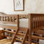 Lit superposé simple au-dessus de grand lit simple avec tablettes intégrées, lumières à changement de couleur et panneau perforé-783036750
