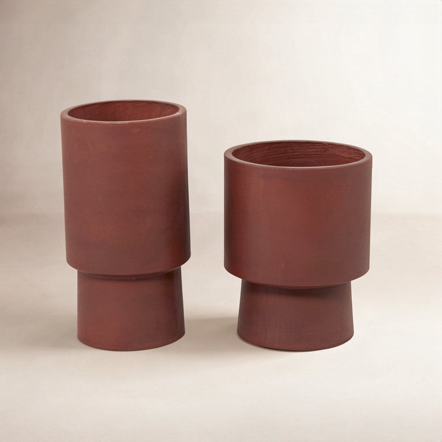 Robbins Pot Planter, Red, 16.55" H x 9.85" W x 10.3" D