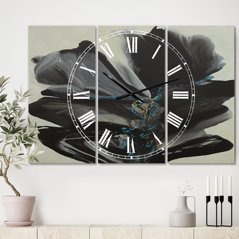 Horloge murale surdimensionnée à 3 panneaux et beaucoup de nuances de gris