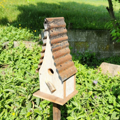 Maison d'oiseaux unique en bois de grange blanche Steeple pour un décor rustique de maison et de jardin
