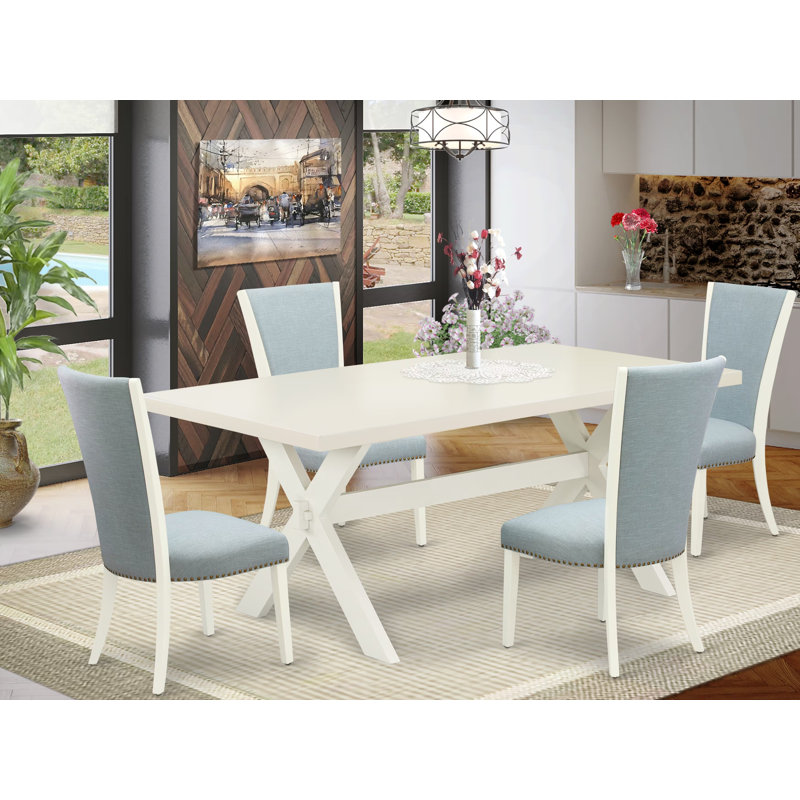 Ensemble de table et chaises de cuisine 5 pièces comprenant une table de salle à manger rectangulaire à pattes en X et 4 chaises Parsons en lin bleu clair et blanc.
