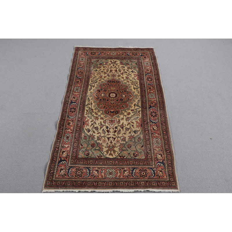 Charmant tapis en laine noué à la main de couleur beige, idéal pour le vestibule ou la décoration de salle de bain moderne