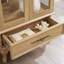 Vitrine lumineuse avec tablettes réglables, deux portes et un tiroir pour une présentation et un rangement polyvalents dans n'importe quelle maison