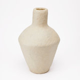 Nia Vase