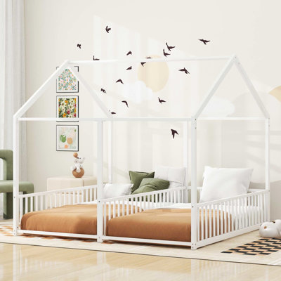 Lits plateforme simple en métal, style maison avec garde-corps sécurisés, chambre blanche en forme de maison stable