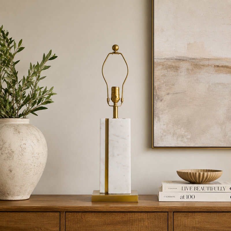 Lampe de table en marbre blanc fabriquée à la main avec détails en laiton