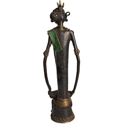 Statue de dame batteuse