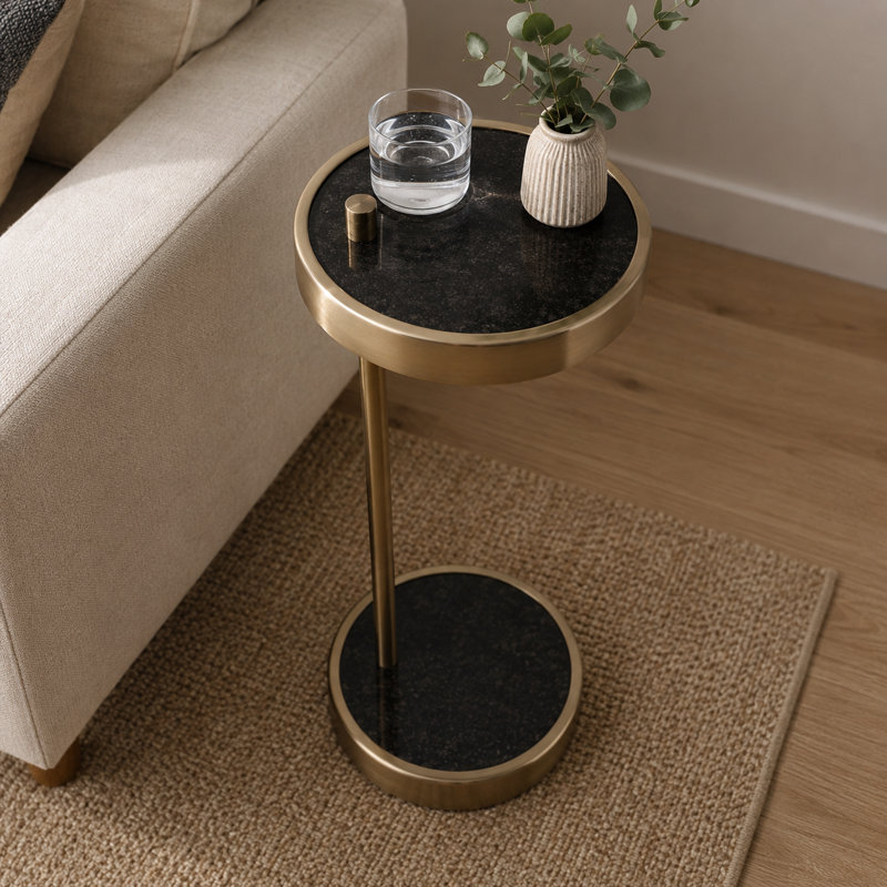 Table d'appoint élégante en marbre avec une structure élégante Jackins
