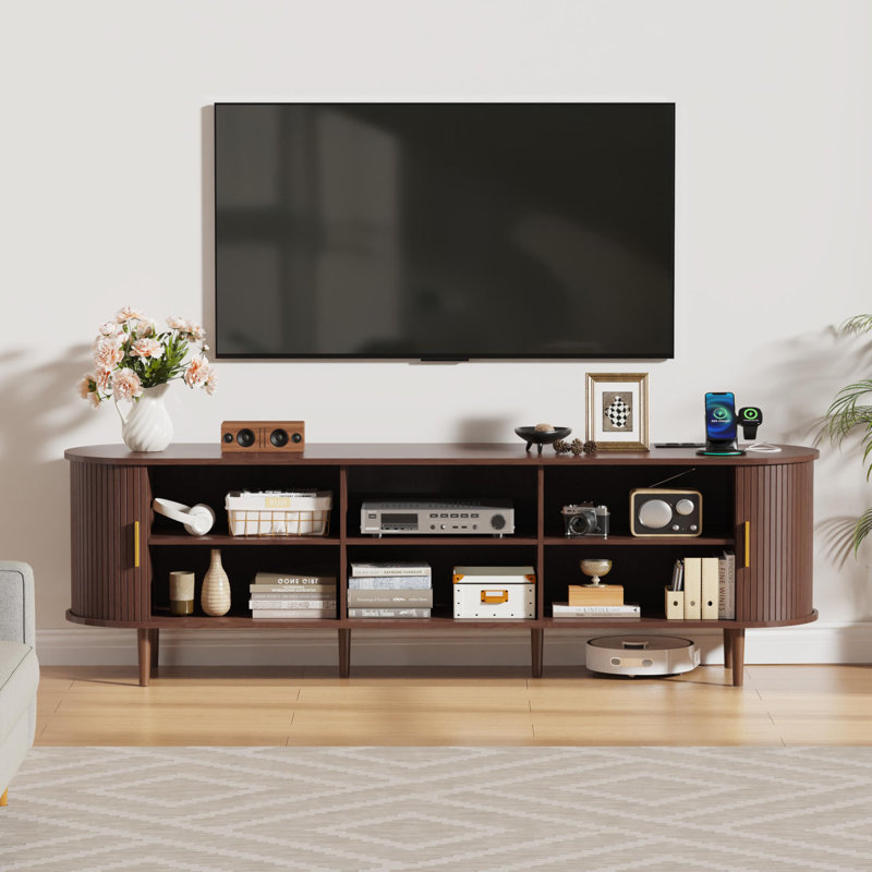 Meuble télé Mid-Century avec prise de courant | Convient aux téléviseurs, portes coulissantes et tablettes réglables, Café