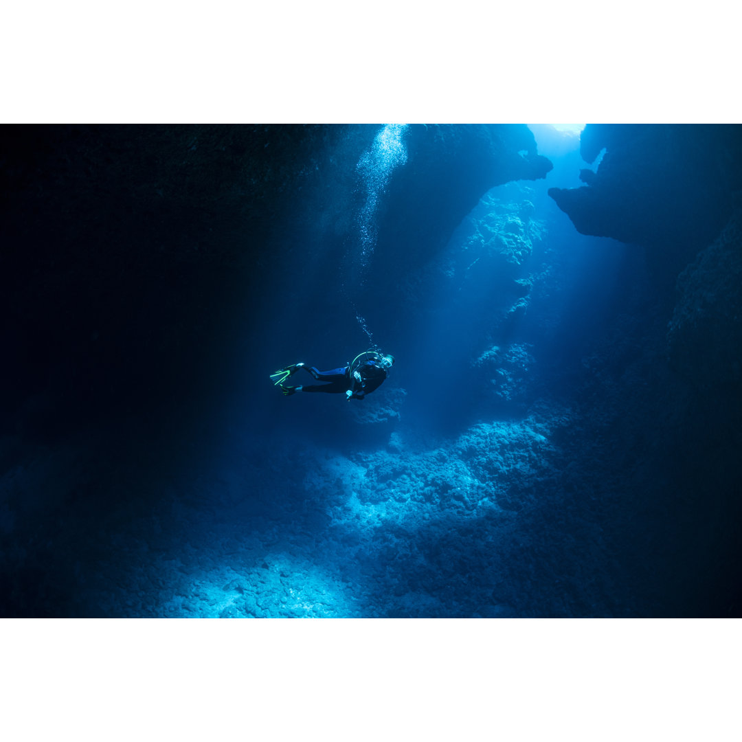 Diver Inside The Blue Holes von Global_Pics - Kunstdrucke auf Leinwand ohne Rahmen