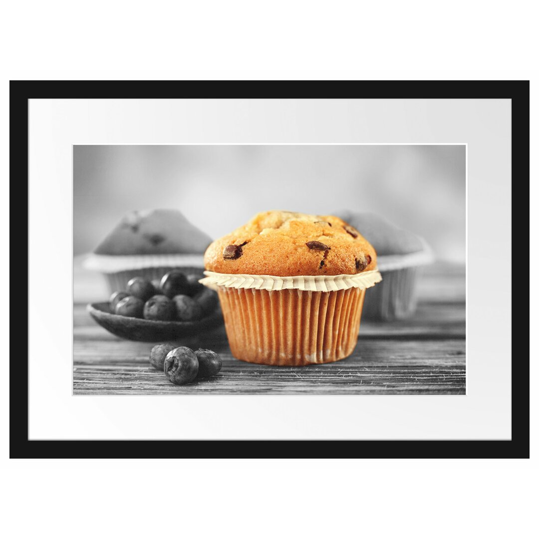 Gerahmtes Poster Leckere Muffins mit Blaubeeren