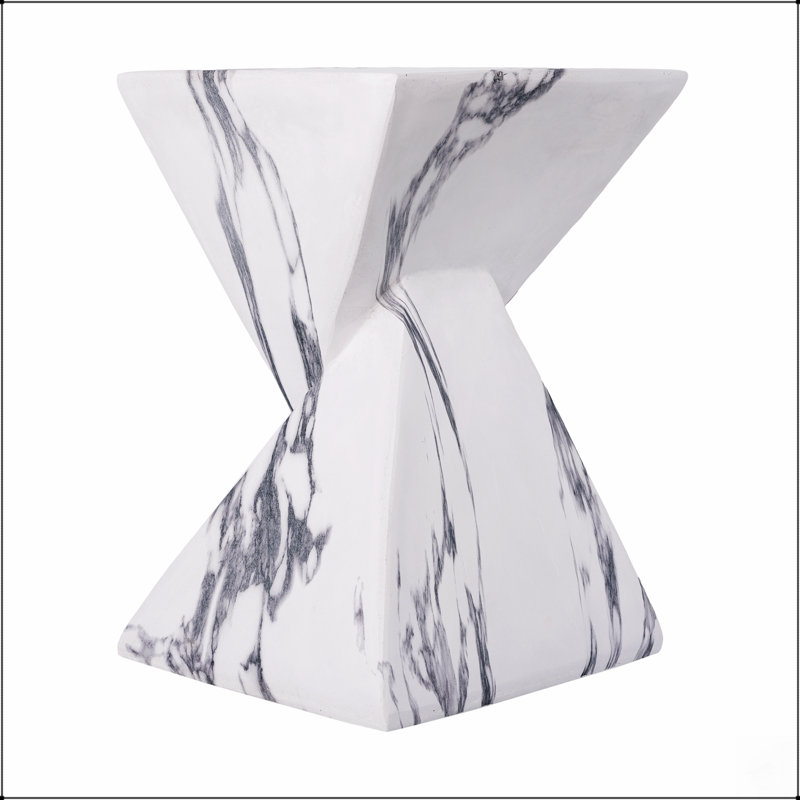 Table d'appoint moderne d'extérieur en béton avec un design sculptural cannelé pour patio, jardin et abords de piscine