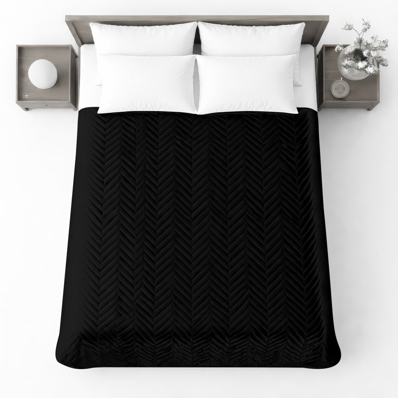 Black Cat Silhouette Quilted Bedspread, Queen