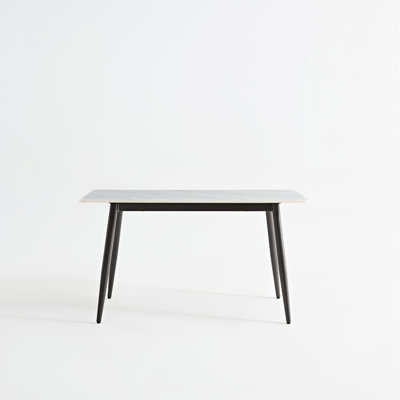 Grande table rectangulaire avec base en métal solide et table de salle à manger moderne en pierre