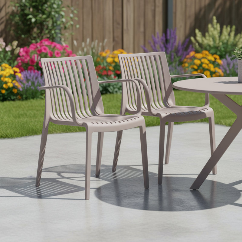 Ensemble de deux fauteuils d'extérieur empilables en plastique taupe
