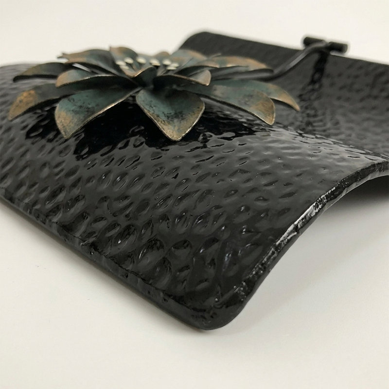 Porte-serviette ondulé en métal avec figurine de fleur pour un usage domestique