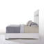 Lit EK blanc avec finition brillante avec garniture scintillante et pieds chromés, parfait pour les chambres modernes