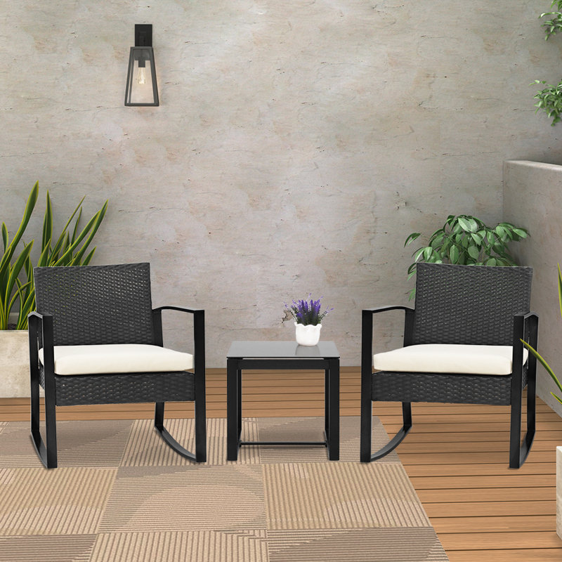 Ensemble de conversation en rotin de trois articles avec coussins