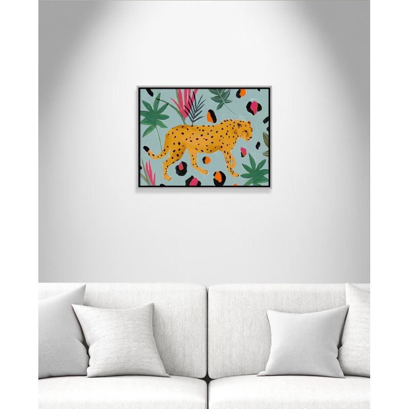 «Nyles Walking Cheetah II» par Isabelle Z - reproduction d'art, H 19,5 po x l 25,5 po x P 2 po, Toile avec cadre argenté