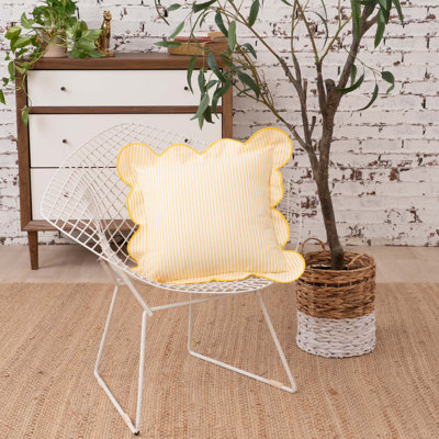 Coussin décoratif ocre à rayures fines ondulées