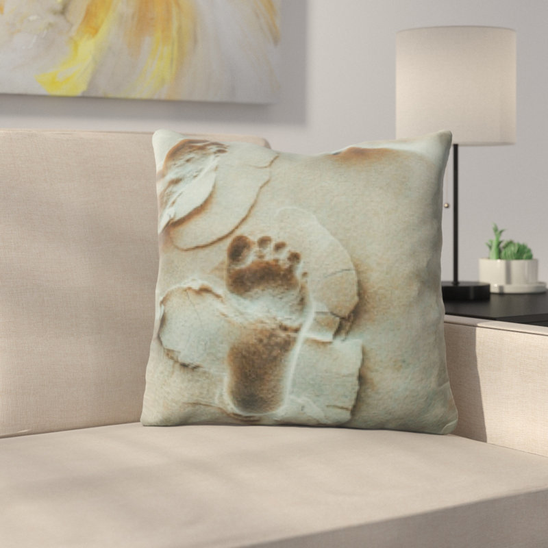 Coussin décoratif à impressions de pied