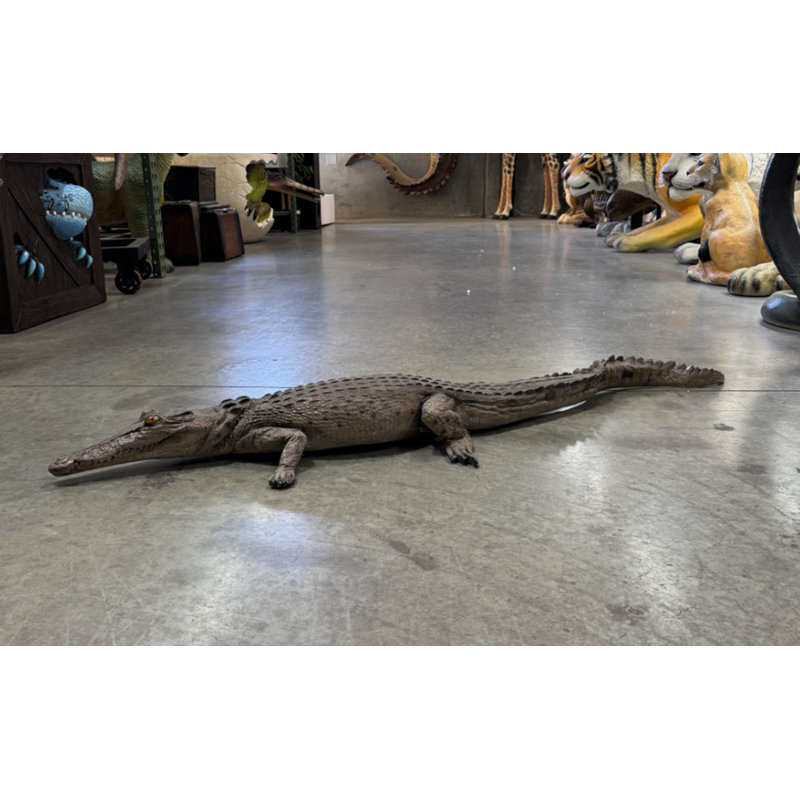 Statue de jeune crocodile au repos