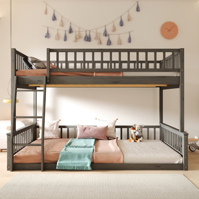 Lit double superposé au-dessus d'un grand lit double gris - Supporte les matelas sans glissières avec barrières de sécurité pour éviter les accidents pendant le sommeil