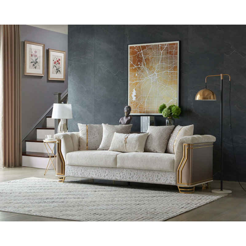 Canapé moderne rembourré avec accents dorés et confort moelleux