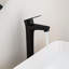Robinet pour salle de bain à 1 trou en bronze huilé avec poignée simple, bec haut et lavabo de construction durable pour salle de bain, avec valve en céramique lisse à connexion rapide mise en place facile