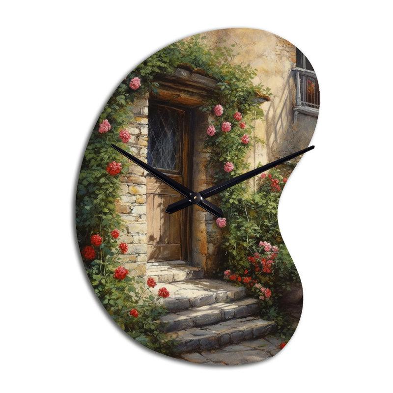 Chenango, porte de village remplie de fleurs I - horloge en métal de forme ferme, horloge murale traditionnelle asymétrique