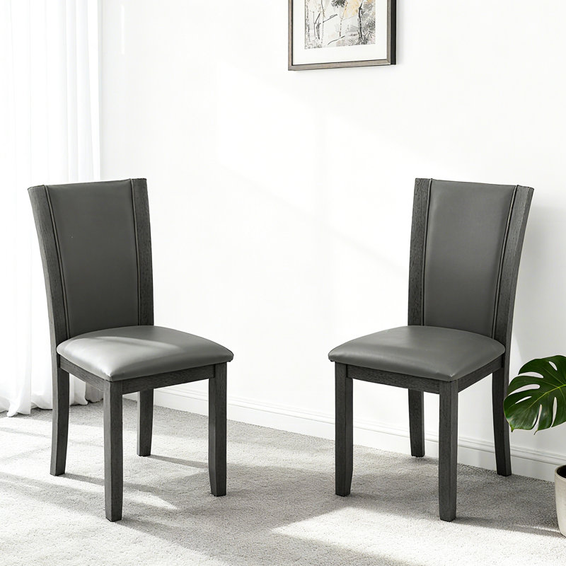 Ensemble de 4 chaises d'appoint en bois gris, hautes, revêtues de similicuir teinté, avec pieds antidérapants et assise rembourrée. Structure en bois massif, rembourrage en mousse à mémoire de forme, design compact.