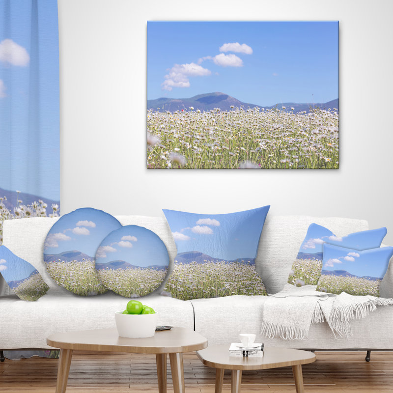 Camomille avec des collines sur fond - coussin à imprimé floral, 18 po x 18 po, Coussin décoratif