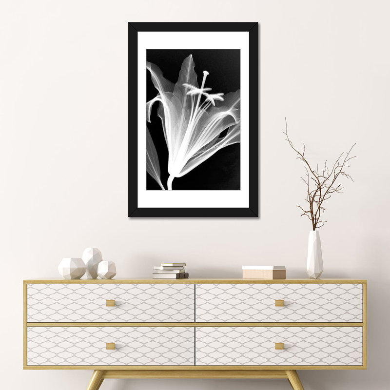 «Lily» par Hong Pham, reproduction sur toile tendue sur châssis, H 24 po x l 16 po x P 1 po, Papier avec cadre noir, Blanc