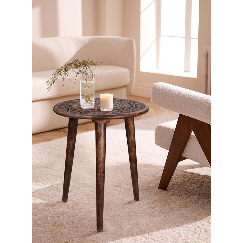 Table d'appoint ronde sculptée à la main à trois pieds, brun foncé, Dark Brown