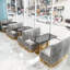 Banquettes grises modernes et simples au restaurant