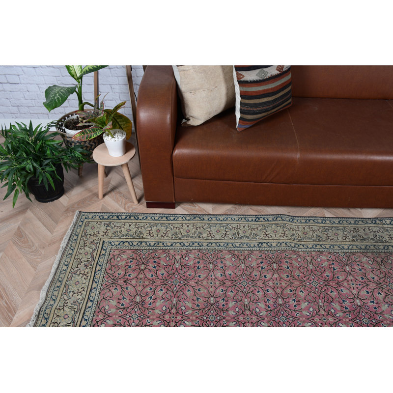 Tapis rouge turc rouge en laine idéal pour décorer les espaces de salon avec une touche anatolienne