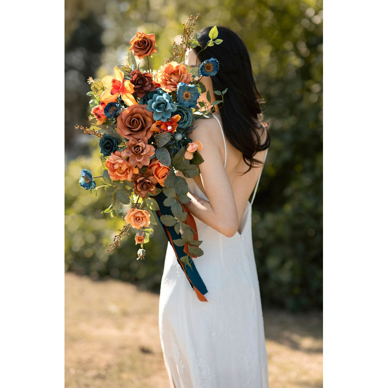 Petit bouquet de mariée Ling's Moment en bleu sarcelle foncé et orange brûlé, Orange brûlé et bleu sarcelle