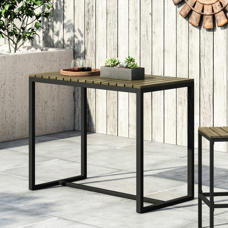 Table de bar contemporaine en bois avec support en métal pour les réceptions de jardin. Piètement élégant avec finition mate.