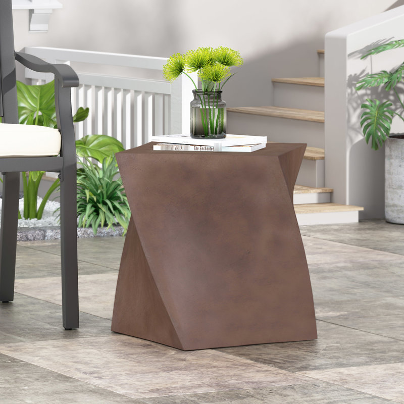 Table d'appoint en béton léger avec matériaux, assure la qualité en brun, alliant fonctionnalité et artistique