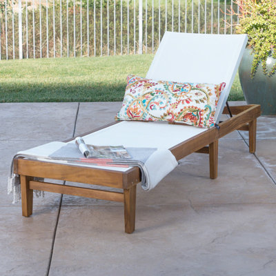 Chaise longue en filet blanc pour les bains de soleil